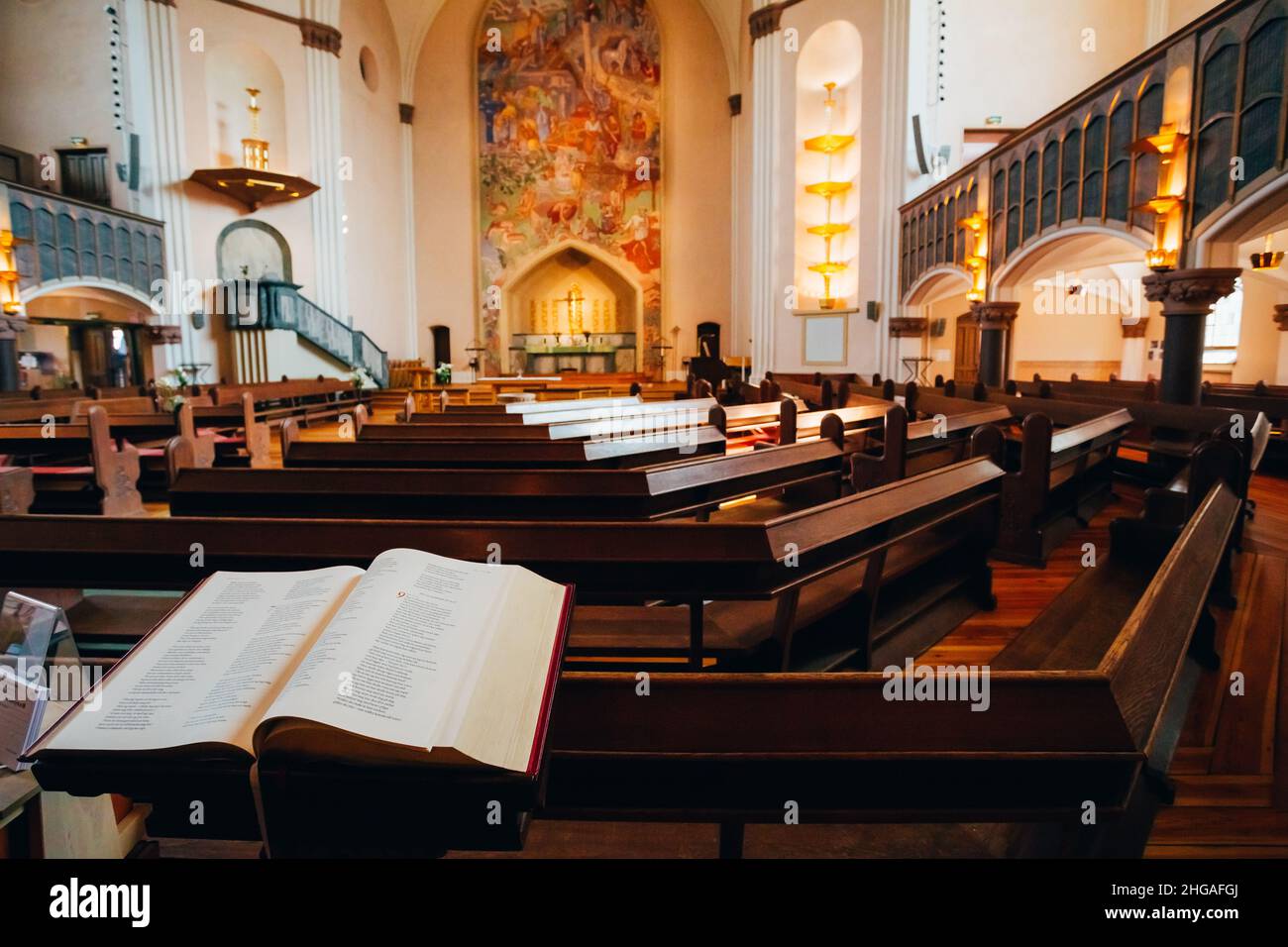 Bibelbuch öffnen in Sofia Kyrka Kirche in Stockholm, Schweden. Stockfoto
