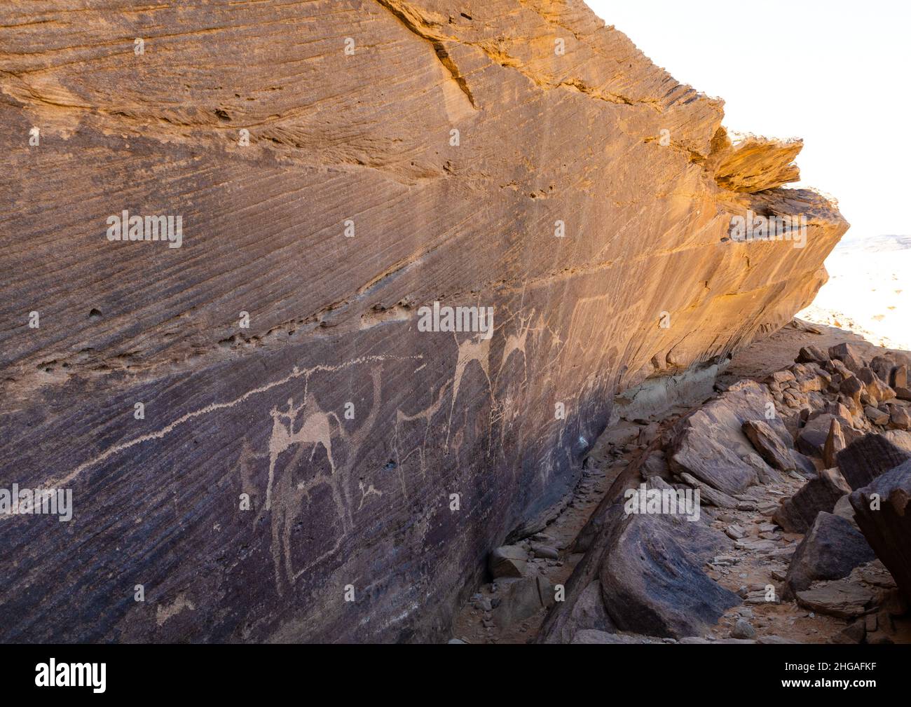 Petroglyphen auf einem Felsen, in dem Jäger auf Pferden reiten, Provinz Najran, Thar, Saudi-Arabien Stockfoto