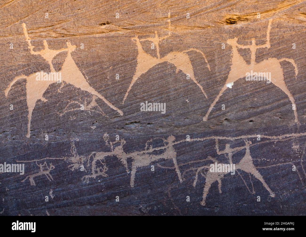 Petroglyphen auf einem Felsen, in dem Jäger auf Pferden reiten, Provinz Najran, Thar, Saudi-Arabien Stockfoto