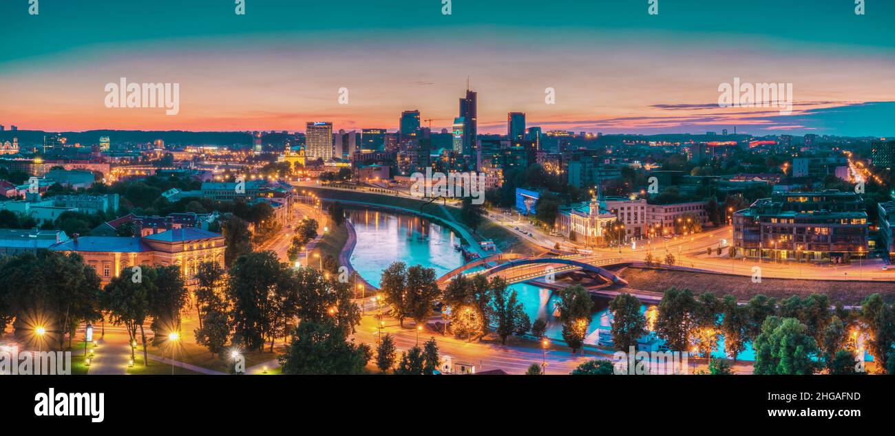 Vilnius, Litauen, Europa. Sonnenuntergang Über Der Stadt. Moderne Bürogebäude Wolkenkratzer Im Geschäftsviertel New City Centre Shnipishkes In Der Nacht Stockfoto