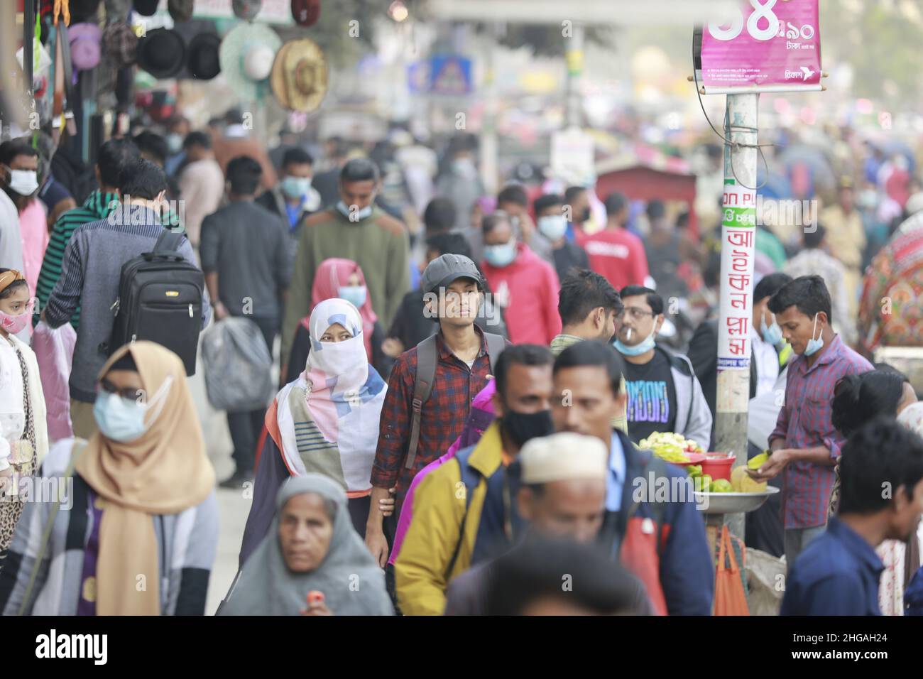 In Dhaka, Bangladesch, 19. Januar 2022, tragen einige Menschen im Bereich des Neuen Marktes trotz eines Anstiegs der Coronavirus-Infektionen keine Masken unter Massen, die sich Regierungsanordnungen widersetzen. Bangladesch meldete 12 weitere mit Covid verbundene Todesfälle mit 9.500 neuen Fällen in 24 Stunden bis Mittwochmorgen nach einem kontinuierlichen Anstieg der Infektionsrate. Die Positivitätsrate im Land erhöhte sich nach der Untersuchung von 37.573 Proben auf 25,11 Prozent gegenüber den 23,98 Prozent am Dienstag, so die Generaldirektion Gesundheit (DGHS). (Foto von Suvra Kanti das/Sipa USA) Stockfoto