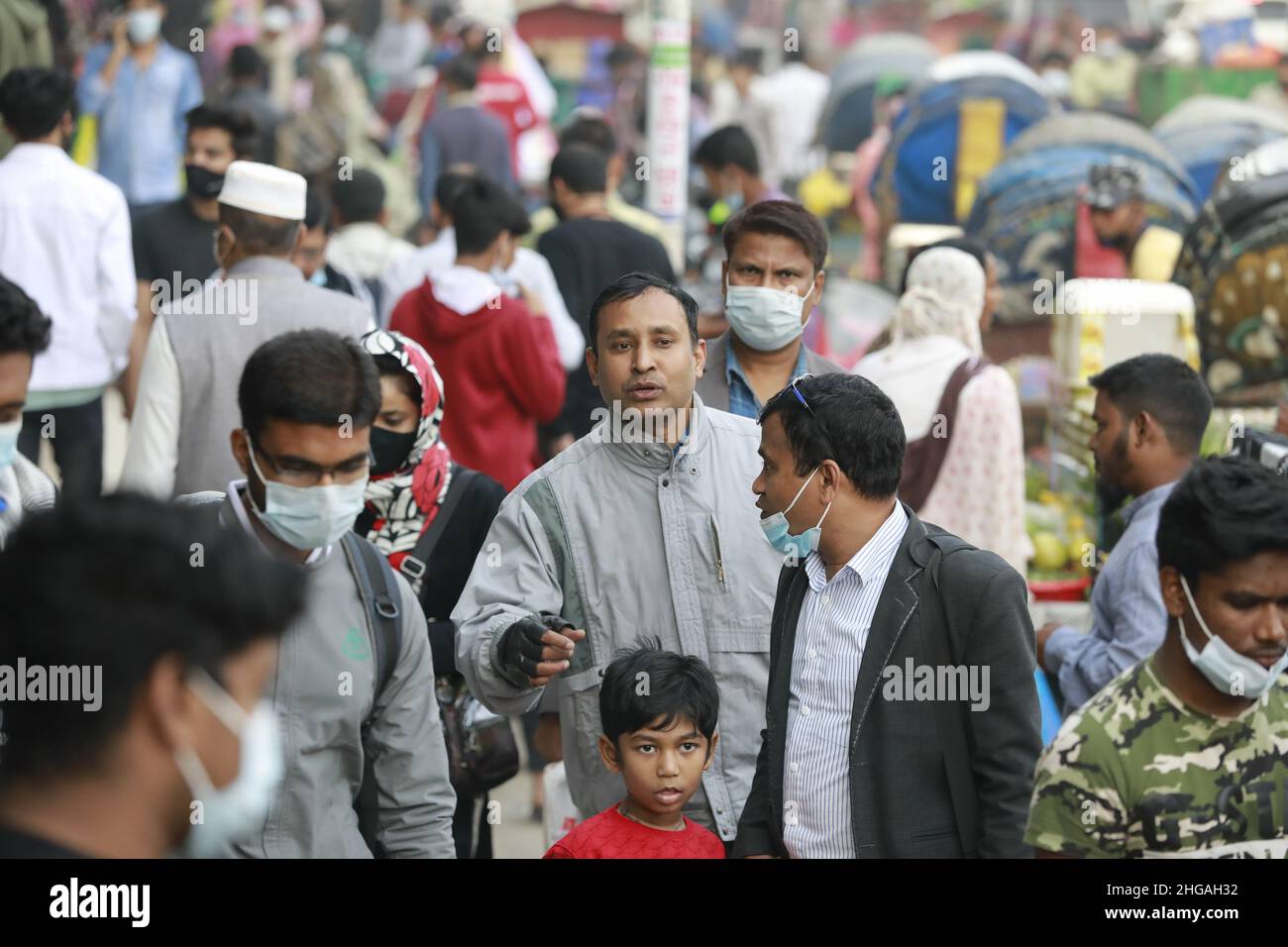 In Dhaka, Bangladesch, 19. Januar 2022, tragen einige Menschen im Bereich des Neuen Marktes trotz eines Anstiegs der Coronavirus-Infektionen keine Masken unter Massen, die sich Regierungsanordnungen widersetzen. Bangladesch meldete 12 weitere mit Covid verbundene Todesfälle mit 9.500 neuen Fällen in 24 Stunden bis Mittwochmorgen nach einem kontinuierlichen Anstieg der Infektionsrate. Die Positivitätsrate im Land erhöhte sich nach der Untersuchung von 37.573 Proben auf 25,11 Prozent gegenüber den 23,98 Prozent am Dienstag, so die Generaldirektion Gesundheit (DGHS). (Foto von Suvra Kanti das/Sipa USA) Stockfoto