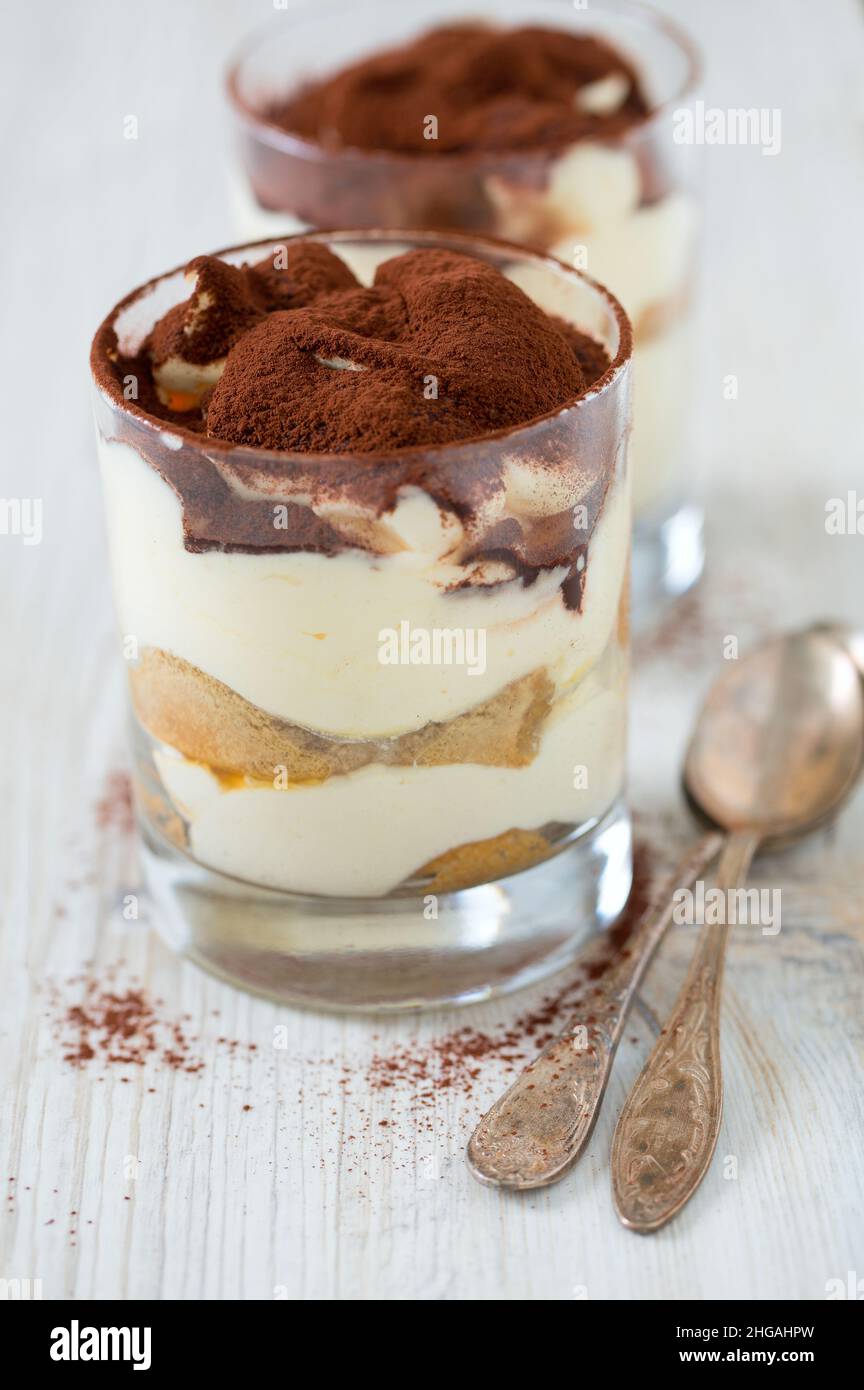 Tiramisu in Glas auf Holzoberfläche Stockfoto