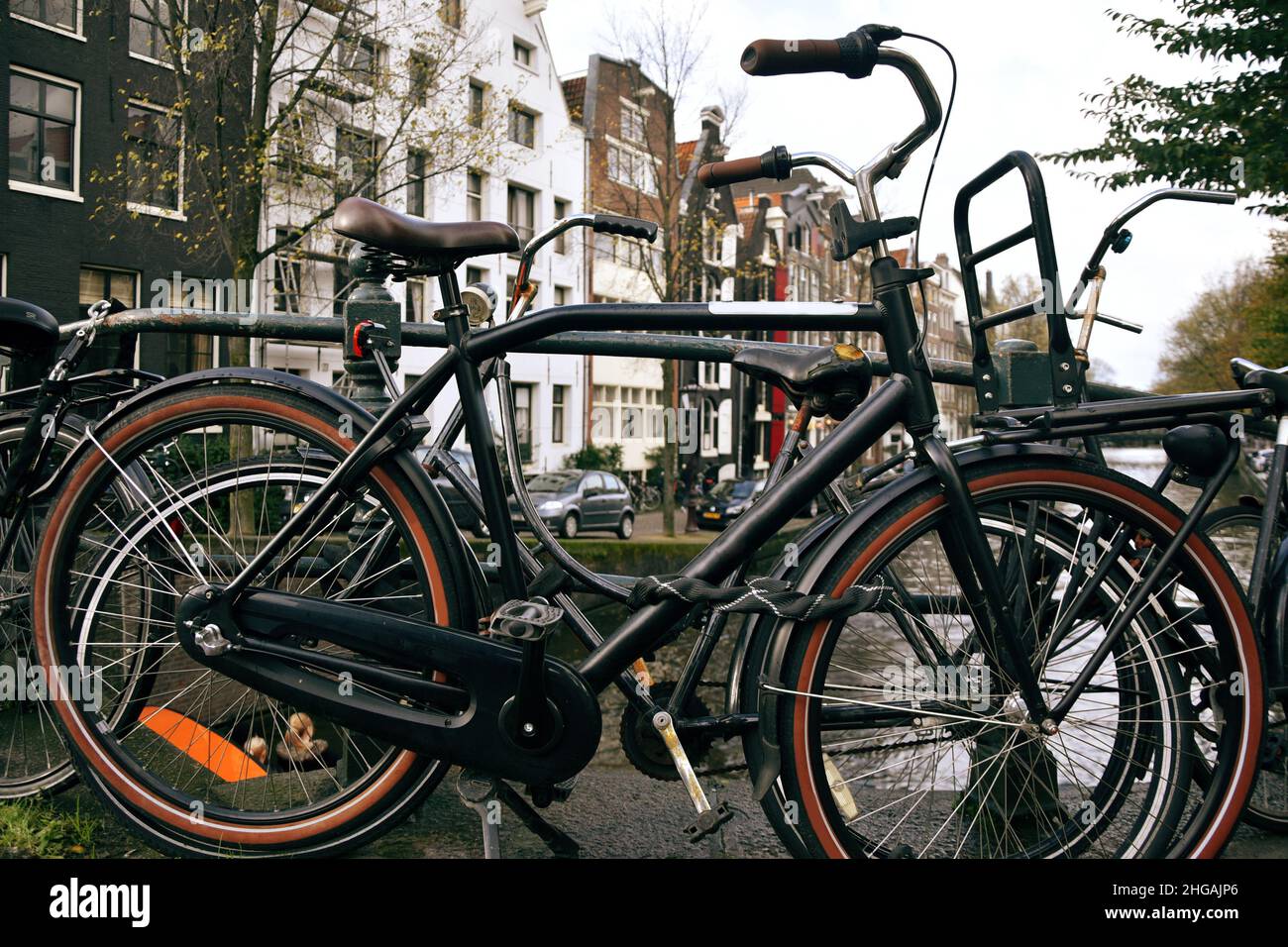 Foto eines Fahrrads in Amsterdam, Niederlande. Transport in großen Städten, Radfahrer. Stockfoto