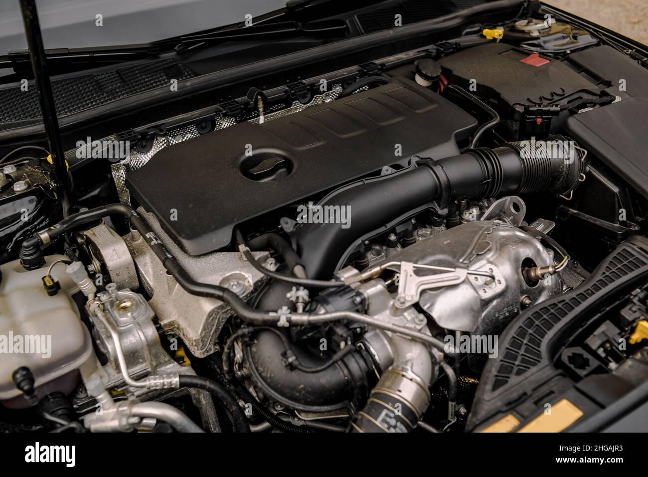 Innenraum des Autos, Autoreparatur, Service. Unter dem Stoßfänger des Fahrzeugs. Fotos der Ersatzteile des Autos. Stockfoto