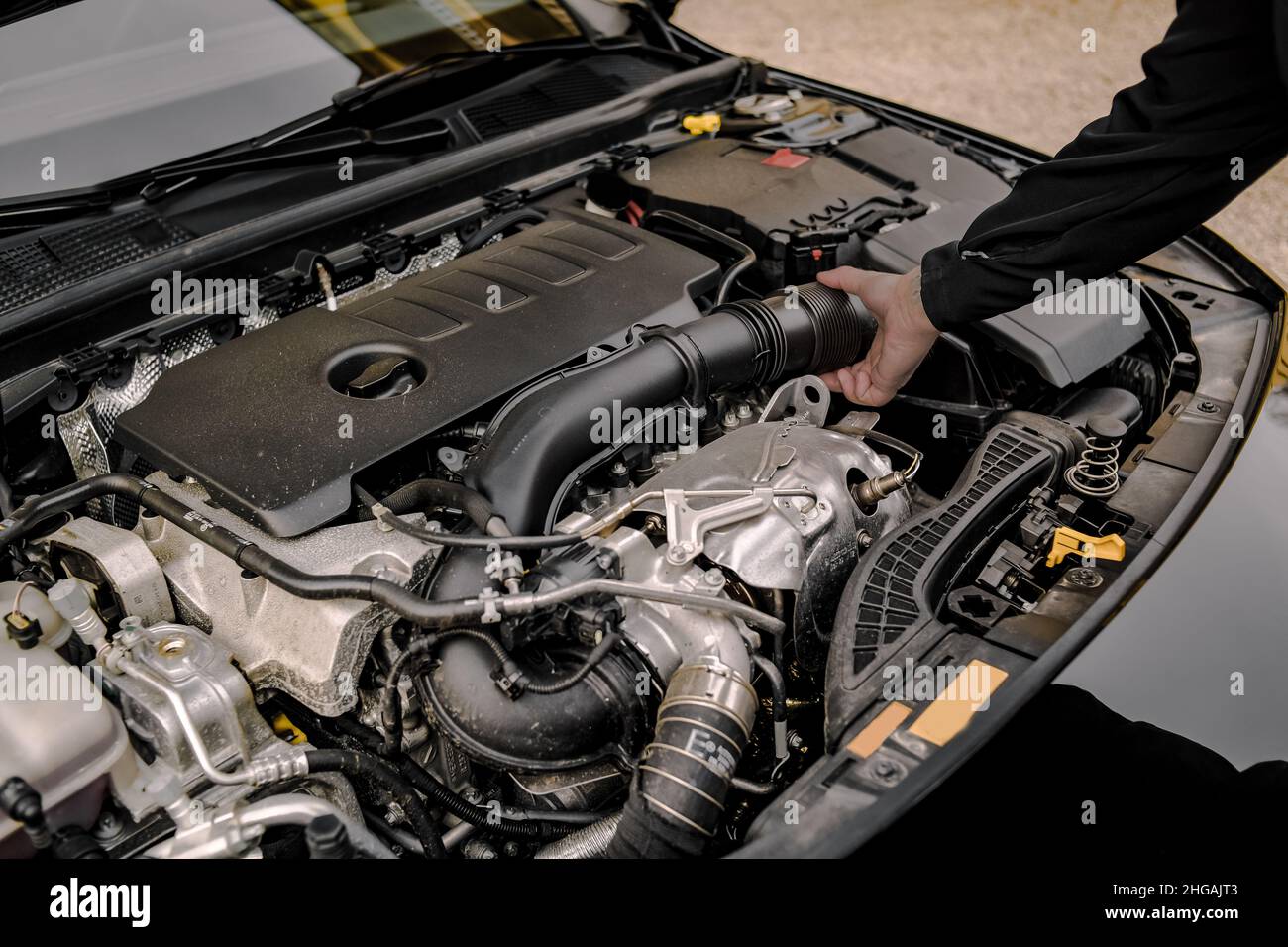 Innenraum des Autos, Autoreparatur, Service. Unter dem Stoßfänger des Fahrzeugs. Fotos der Ersatzteile des Autos. Stockfoto