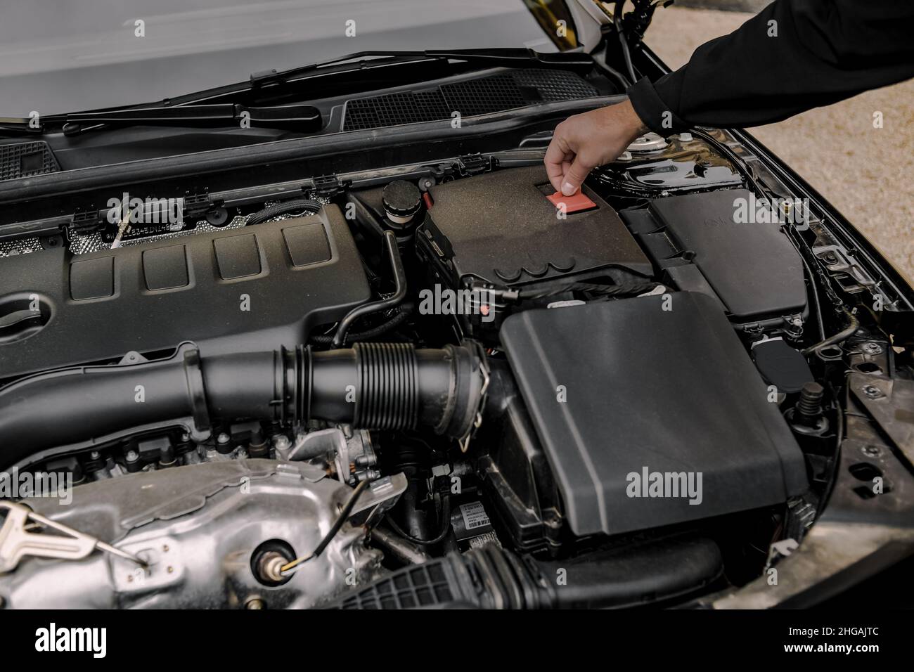 Innenraum des Autos, Autoreparatur, Service. Unter dem Stoßfänger des Fahrzeugs. Fotos der Ersatzteile des Autos. Stockfoto