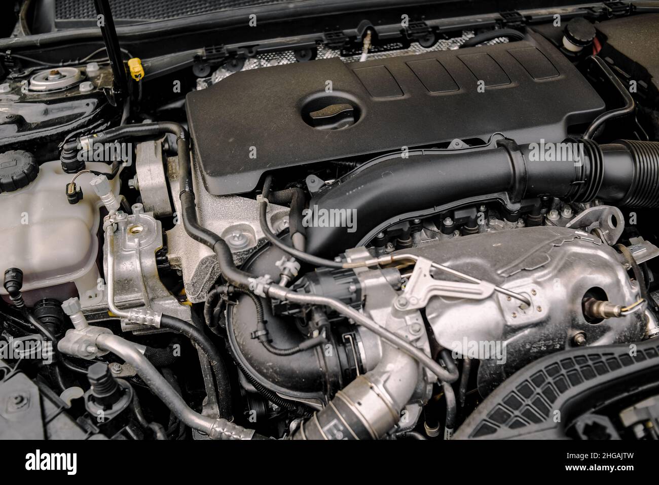 Innenraum des Autos, Autoreparatur, Service. Unter dem Stoßfänger des Fahrzeugs. Fotos der Ersatzteile des Autos. Stockfoto