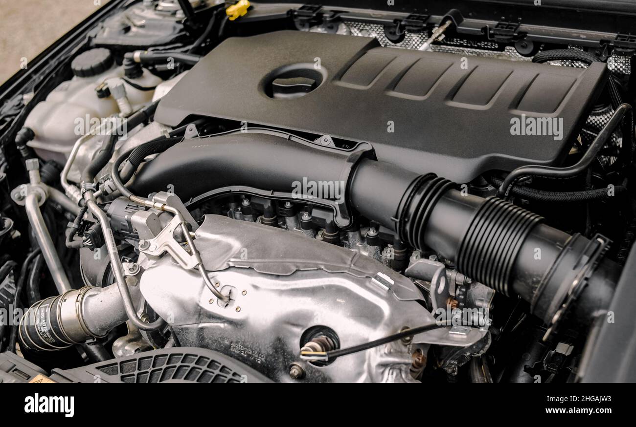 Innenraum des Autos, Autoreparatur, Service. Unter dem Stoßfänger des Fahrzeugs. Fotos der Ersatzteile des Autos. Stockfoto