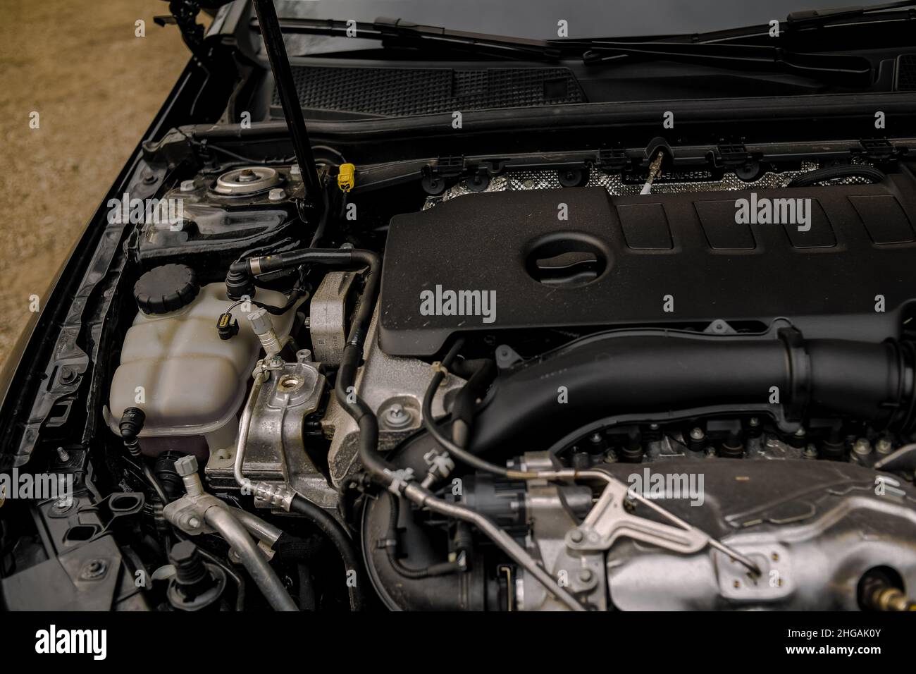 Innenraum des Autos, Autoreparatur, Service. Unter dem Stoßfänger des Fahrzeugs. Fotos der Ersatzteile des Autos. Stockfoto