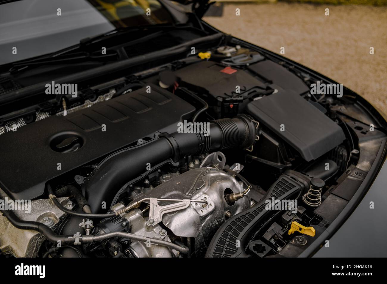 Innenraum des Autos, Autoreparatur, Service. Unter dem Stoßfänger des Fahrzeugs. Fotos der Ersatzteile des Autos. Stockfoto