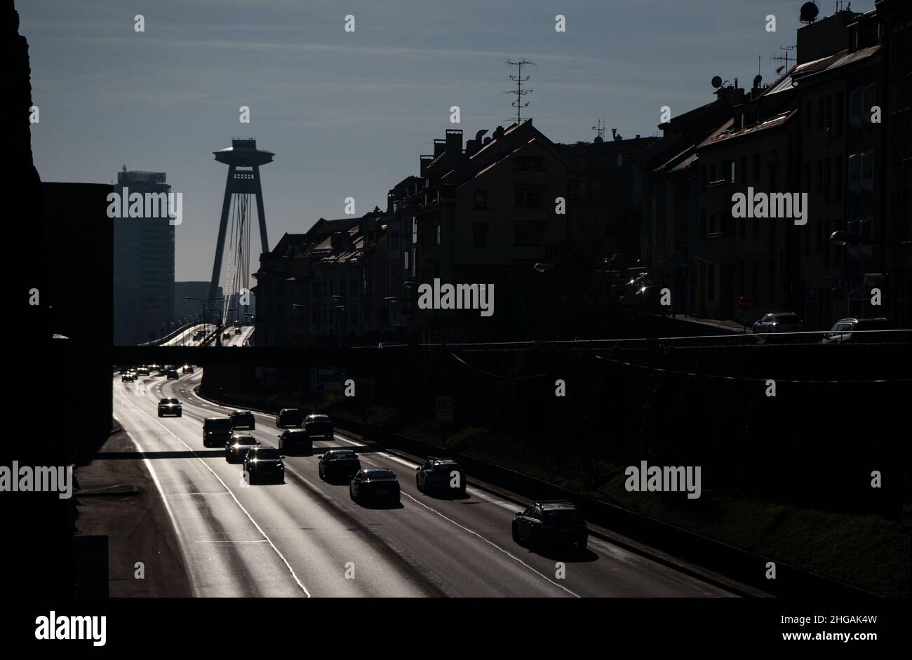 Bratislava, Slowakei. 19th Januar 2022. Autos fahren zur Brücke des Slowakischen Nationalaufstandes, über der sich der UFO-Beobachtungsturm erhebt. Bratislava ist Austragungsort der Handball-Europameisterschaft 2022. Quelle: Marijan Murat/dpa/Alamy Live News Stockfoto