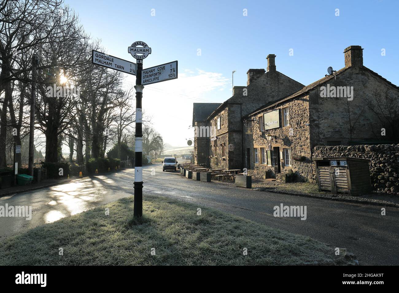 Altmodischer Wegweiser, in der Nähe des Buck Inn Pub, in Malham, in den Yorkshire Dales, Großbritannien Stockfoto