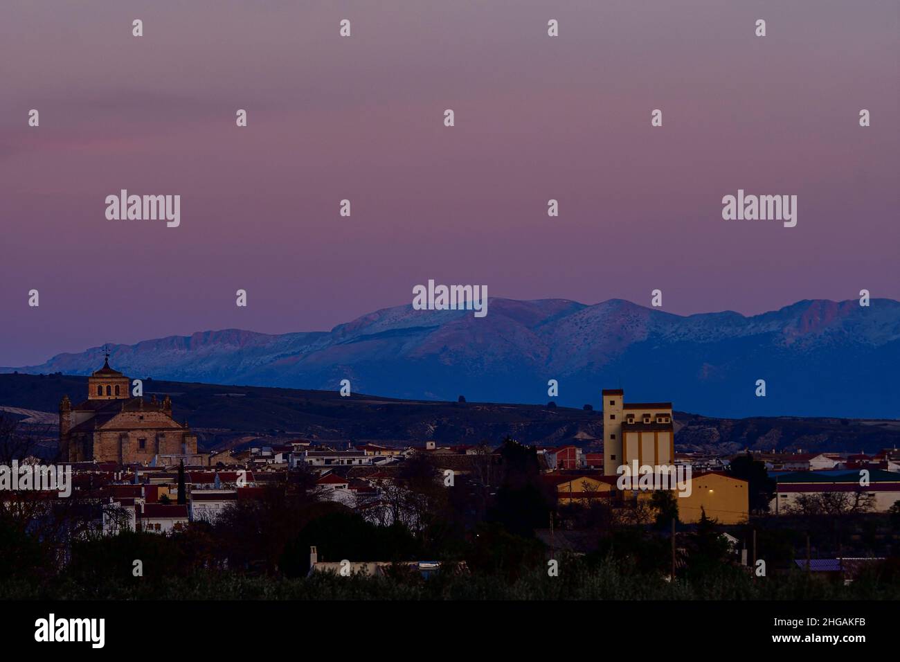 Sonnenuntergang über der Stadt Huescar, Granada. Stockfoto