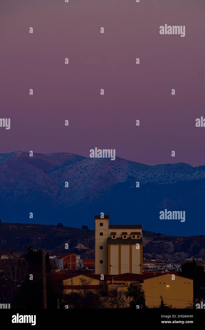 Sonnenuntergang über der Stadt Huescar, Granada. Stockfoto
