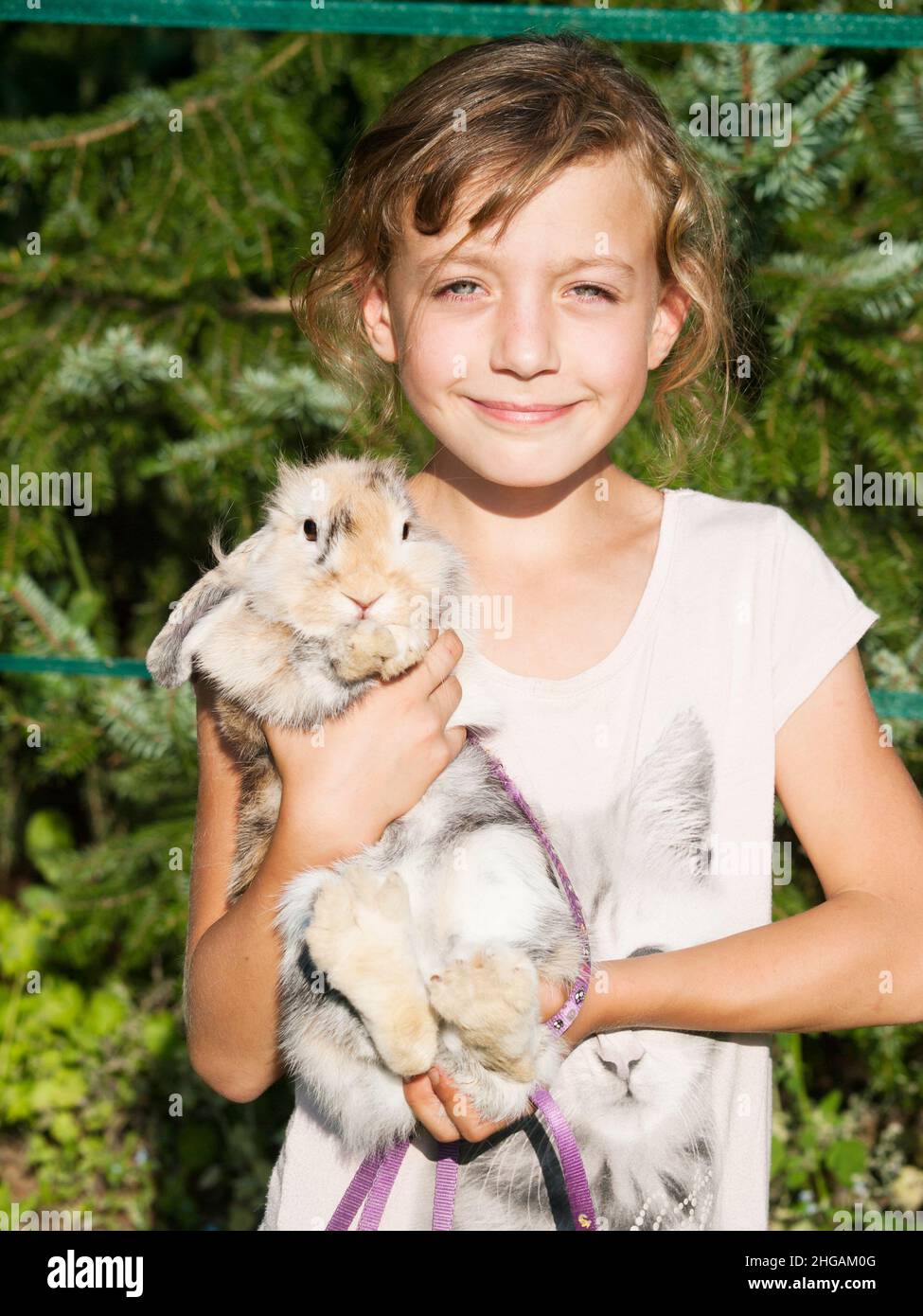 Porträt eines Mädchens, das ihr Kaninchen streichelt Stockfoto