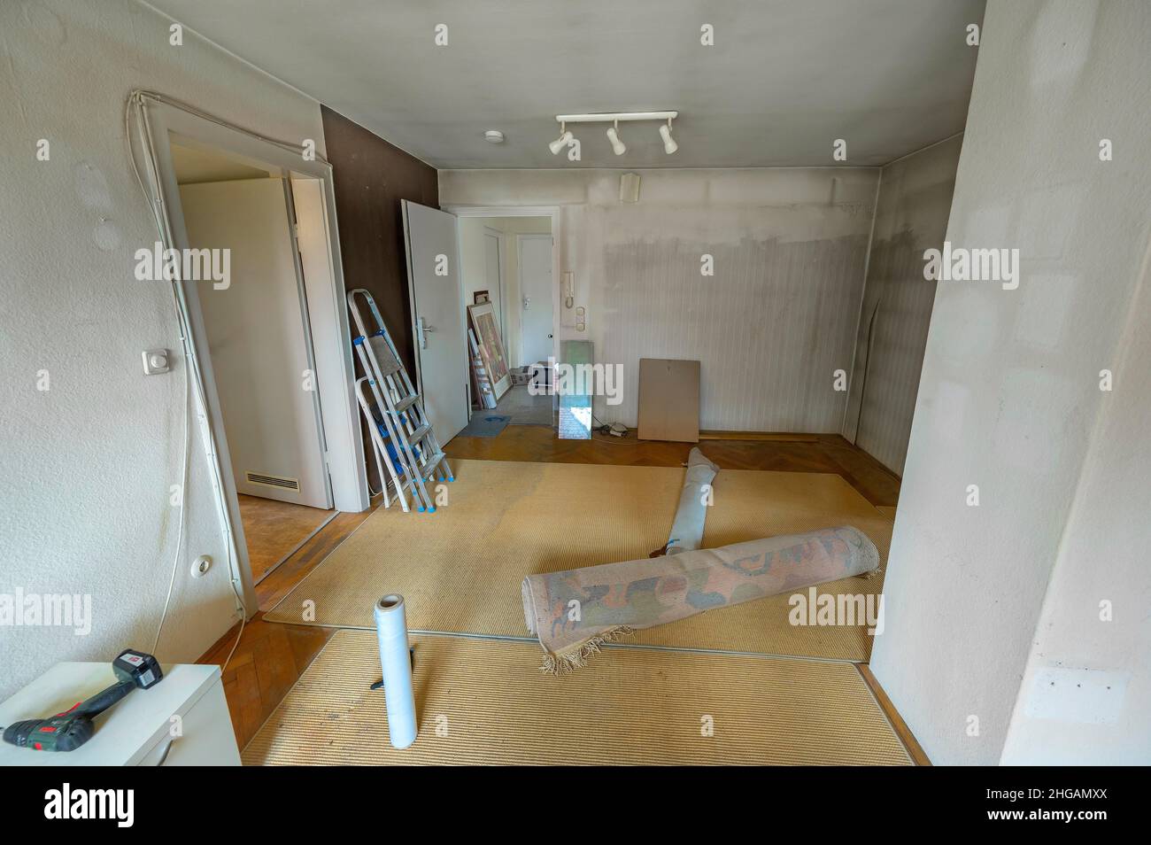 Umzug, Ausziehen in einer leeren Wohnung, Bayern, Deutschland Stockfoto