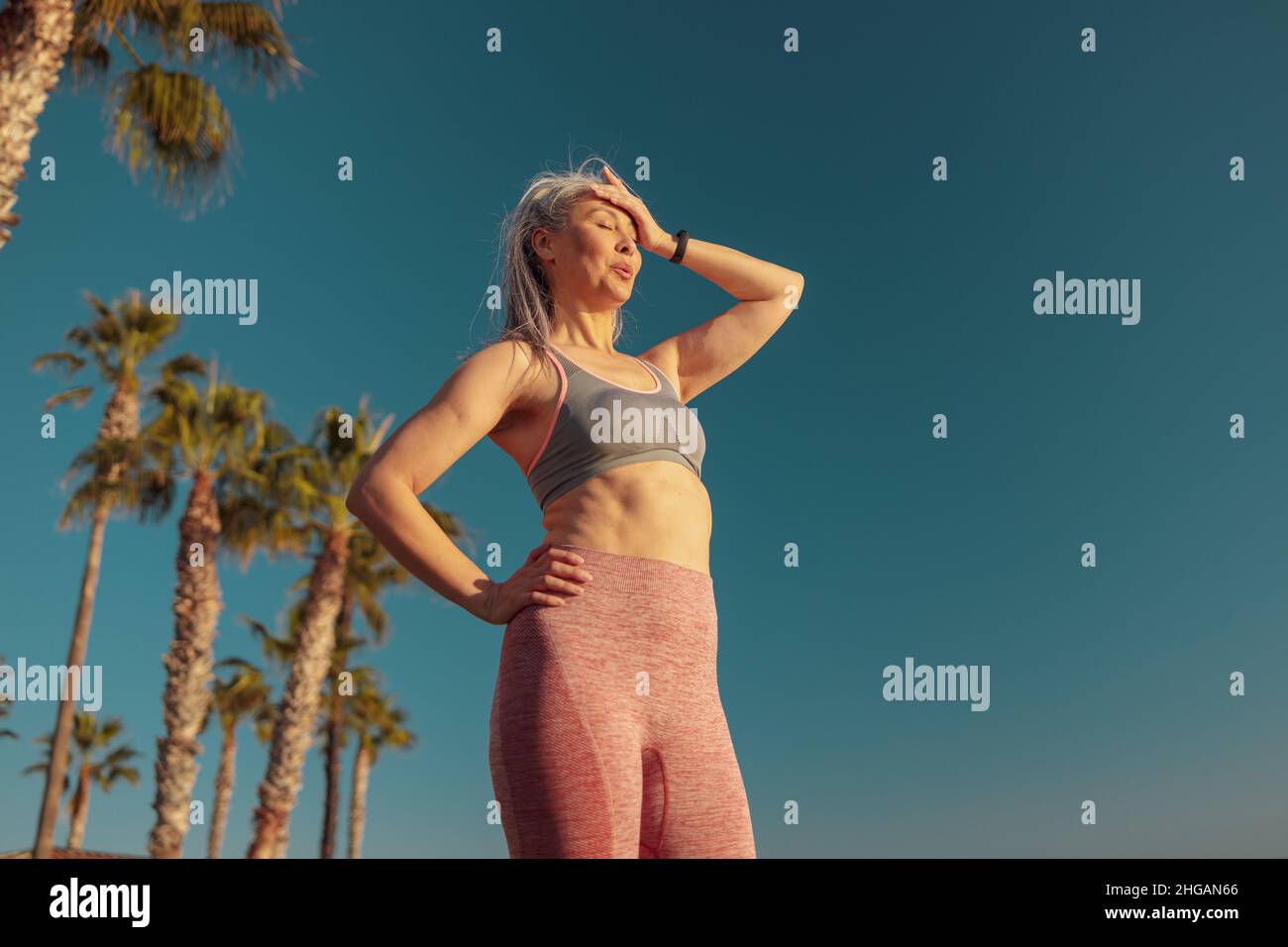 Sportliche Frau, die sich nach einem harten aktiven Training im Freien ausruhte Stockfoto