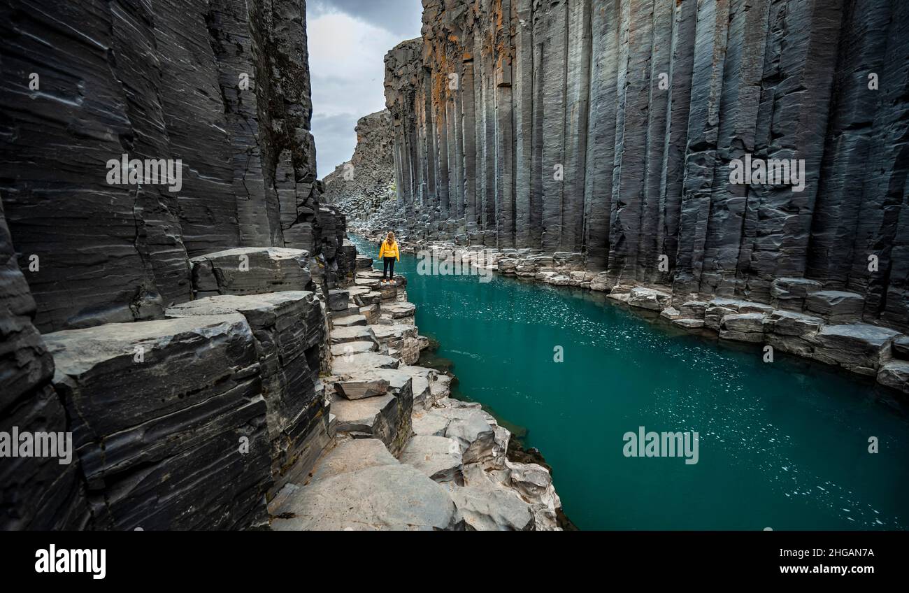 Tourist im Stuolagil Canyon, Basaltsäulen, Egilsstadir, Island Stockfoto