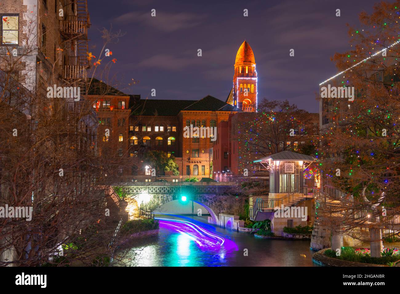 San Antonio River Spaziergang an der St Mary's Street mit Bexar County Courthouse im Hintergrund bei Nacht in der Innenstadt von San Antonio, Texas, USA. Stockfoto