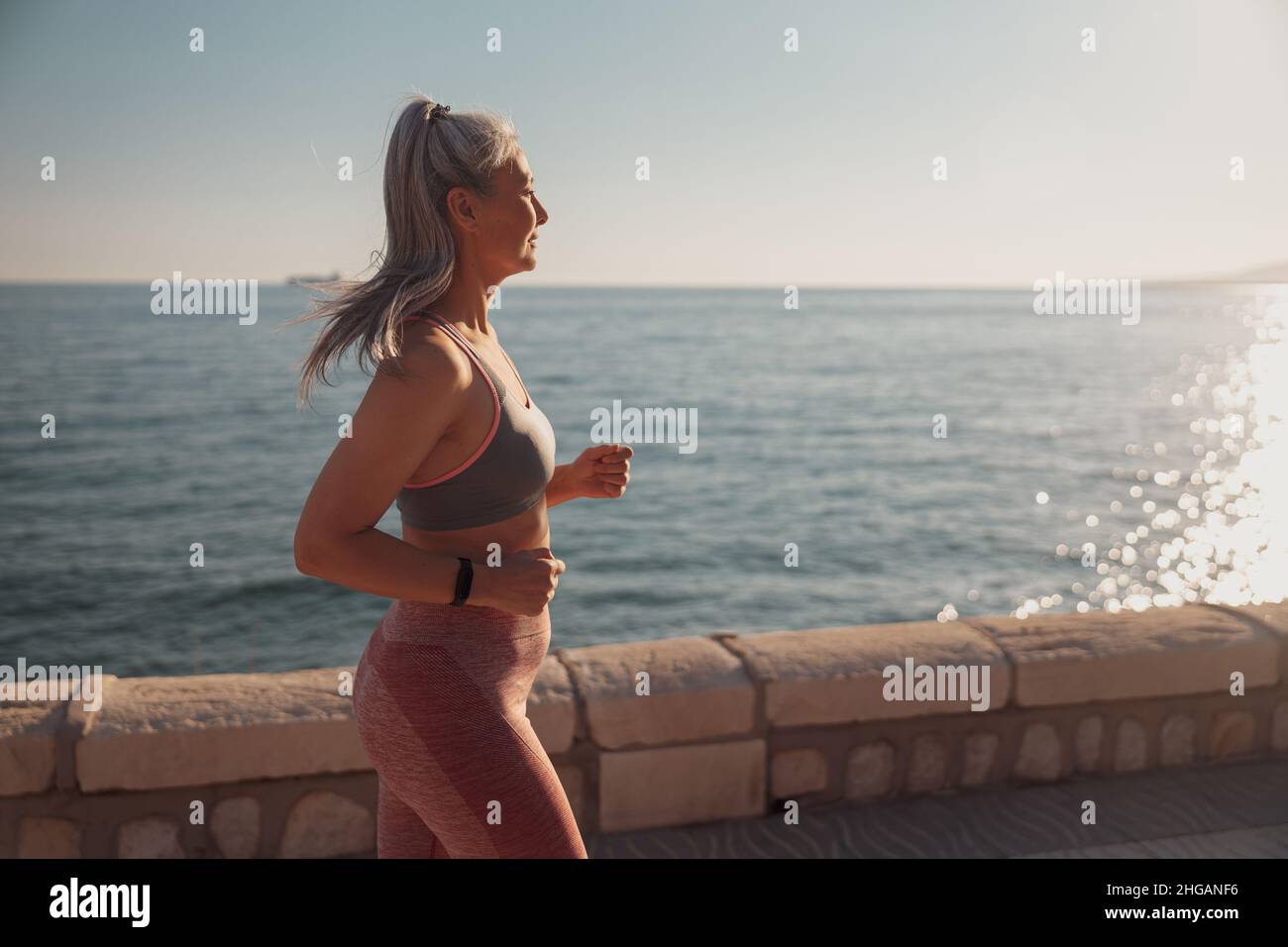 Erwachsene starke Frau, die am Wasser trainiert Stockfoto