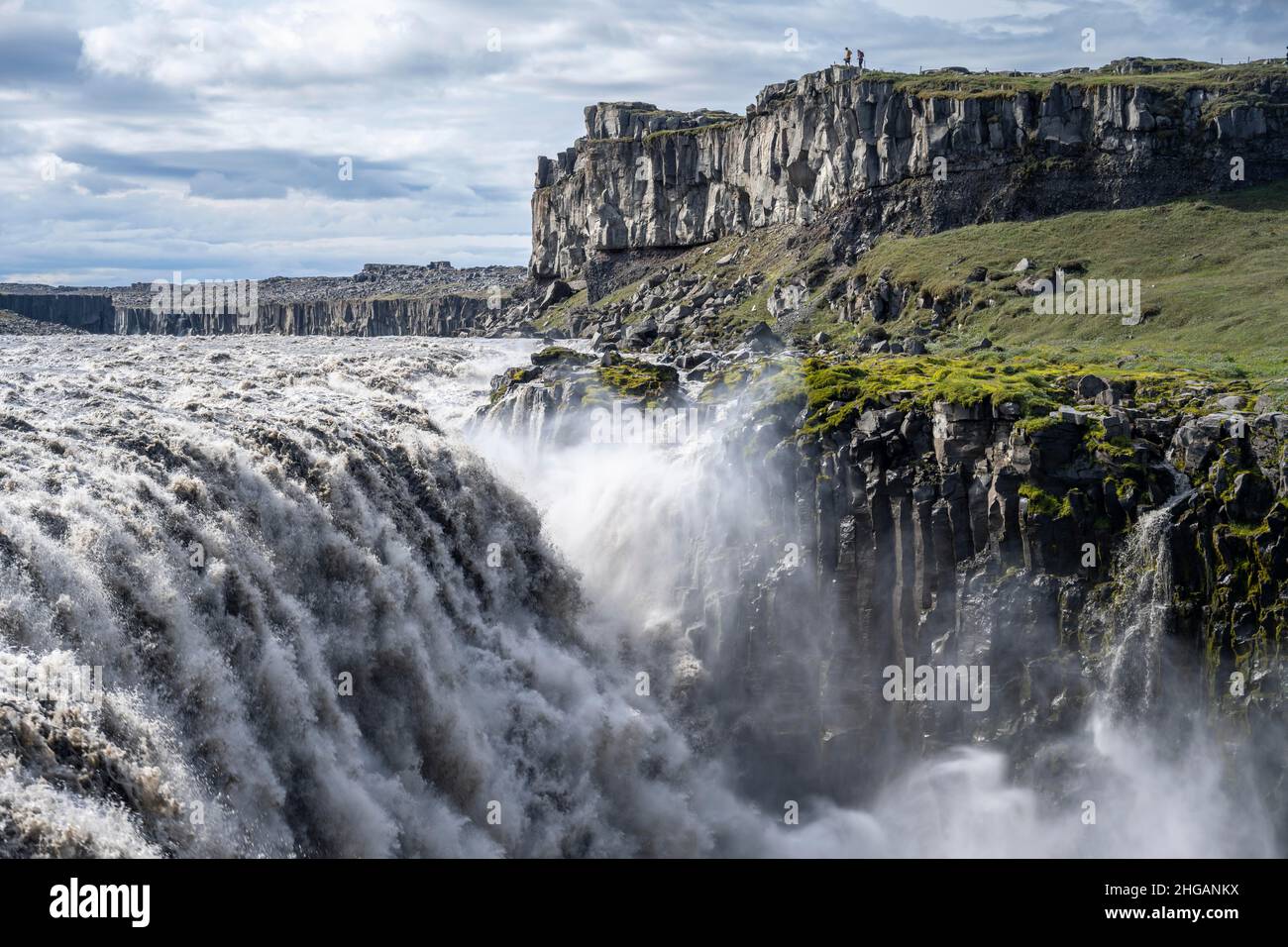 Schlucht, Schlucht mit fallenden Wassermassen, Dettifoss Wasserfall im Sommer, Nordisland, Island Stockfoto