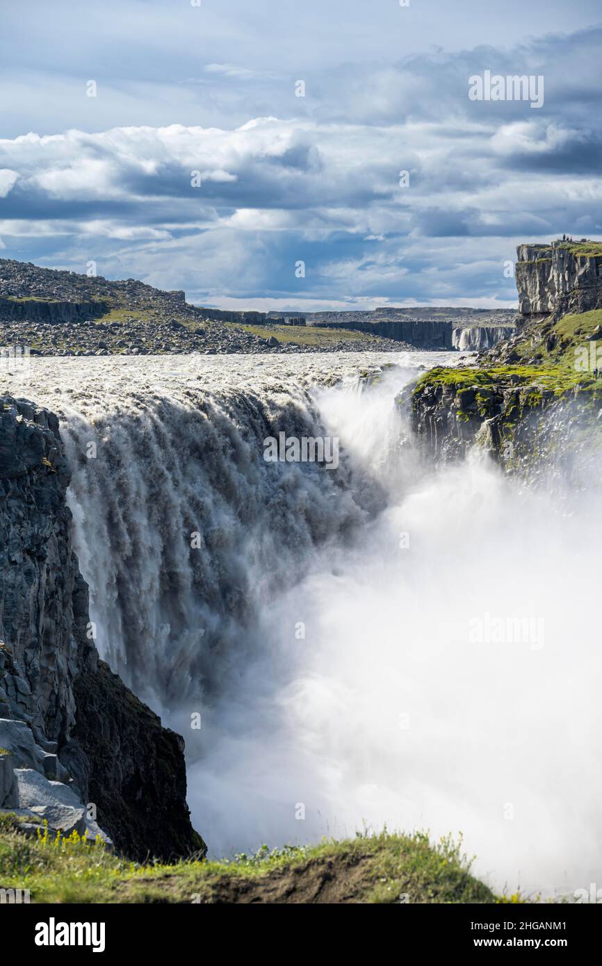 Frau, die vor der Schlucht steht, Schlucht mit fallenden Wassermassen, Dettifoss Wasserfall im Sommer, Nordisland, Island Stockfoto