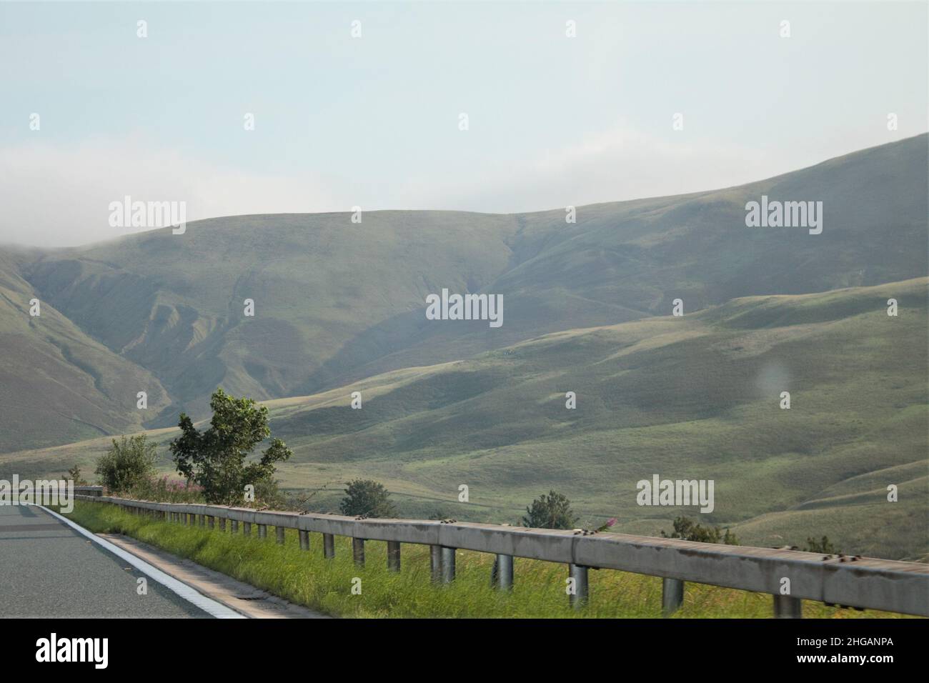 Landschaftstrip. Schottisches Tiefland mit Nebel, der herzurollt Stockfoto