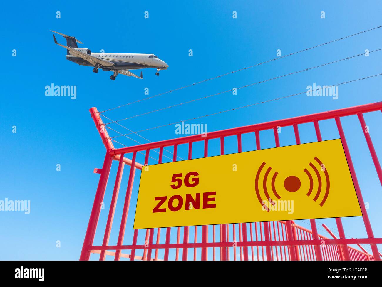 5G Schild am Umzäunungszaun des Flughafens mit Flugzeugen, Flugzeug auf Landeanflug. Stockfoto