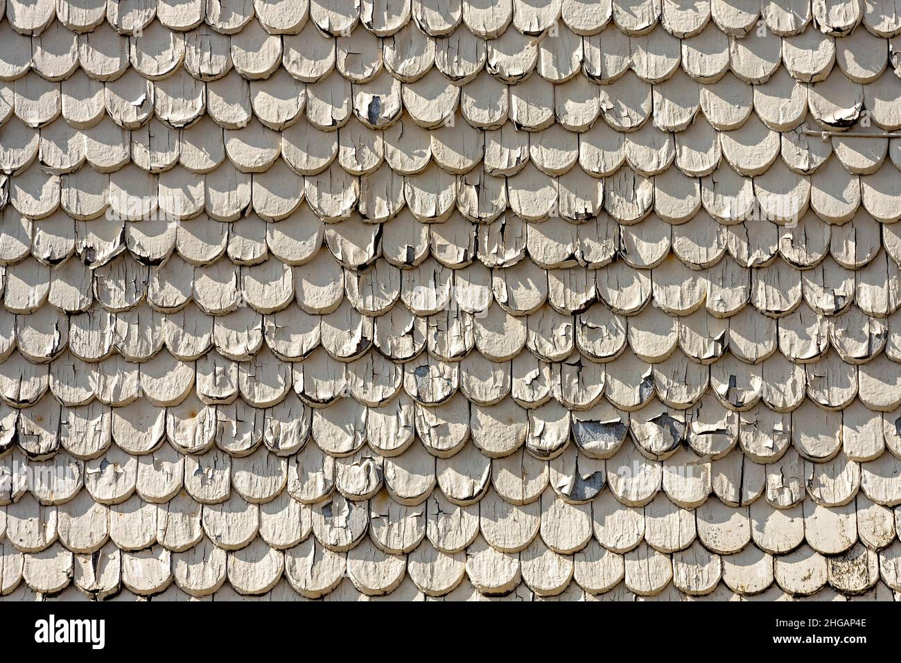 Muster alter Holzschindeln mit abblätternder Farbe, Fassade, Hintergrund, Herbstein, Vogelsberg, Hessen, Deutschland Stockfoto