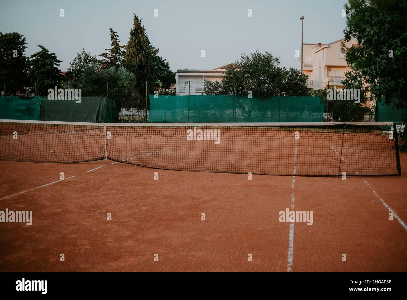 Der Tennisplatz ist bei warmem Wetter draußen leer Stockfoto
