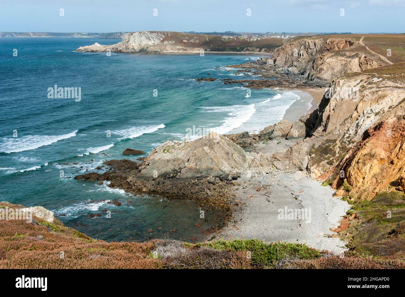 Felsige Küste, kleine Strände, Pointe de Lostmarch, Küstenweg, Wanderweg, Sentier GR 34, in der Nähe von Crozon, Halbinsel Crozon, Departement Finistere Stockfoto