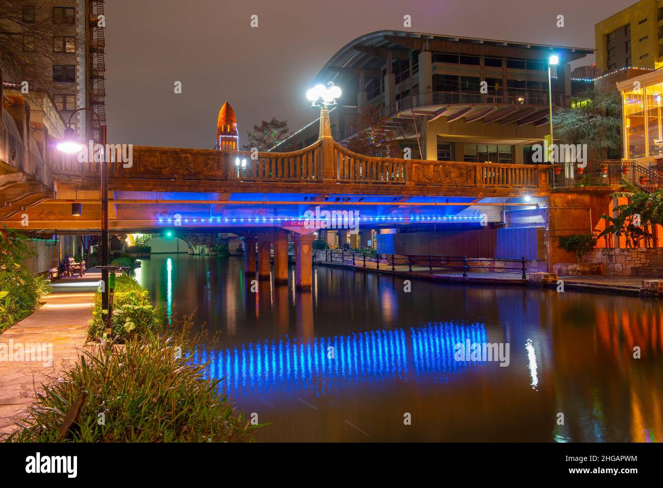 San Antonio River Spaziergang an der St Mary's Street mit Bexar County Courthouse im Hintergrund bei Nacht in der Innenstadt von San Antonio, Texas, USA. Stockfoto