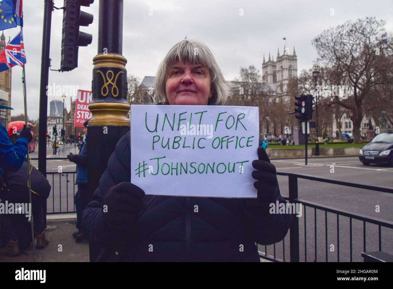 London, Großbritannien. 19th Januar 2022. Ein Protestler hält während der Demonstration ein Plakat, auf dem Boris Johnson als "untauglich für ein öffentliches Amt" bezeichnet wird.die Demonstranten versammelten sich vor dem Parlament, als Boris Johnson den Fragen des Premierministers (PMQs) gegenüberstand und wegen der Lockdown-Parteien in der Downing Street zum Rücktritt aufrief. Kredit: SOPA Images Limited/Alamy Live Nachrichten Stockfoto