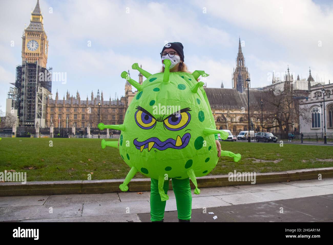 London, Großbritannien. 18th Januar 2022. Während der Impfkampagne gegen die Welt trägt ein Aktivist ein Coronavirus-Kostüm.Aktivisten von ONE UK, einer globalen Bewegung, die sich bis 2030 für die Beendigung extremer Armut und vermeidbarer Krankheiten eingesetzt hat, veranstalteten eine Kampagne in Coronavirus- und Ärztekostümen auf dem Parliament Square. Aufruf an die britische Regierung und die Staats- und Regierungschefs der Welt, Impfstoffe mit Ländern mit niedrigem Einkommen auszutauschen, die Welt zu impfen und die COVID-19-Pandemie zu beenden. Kredit: SOPA Images Limited/Alamy Live Nachrichten Stockfoto