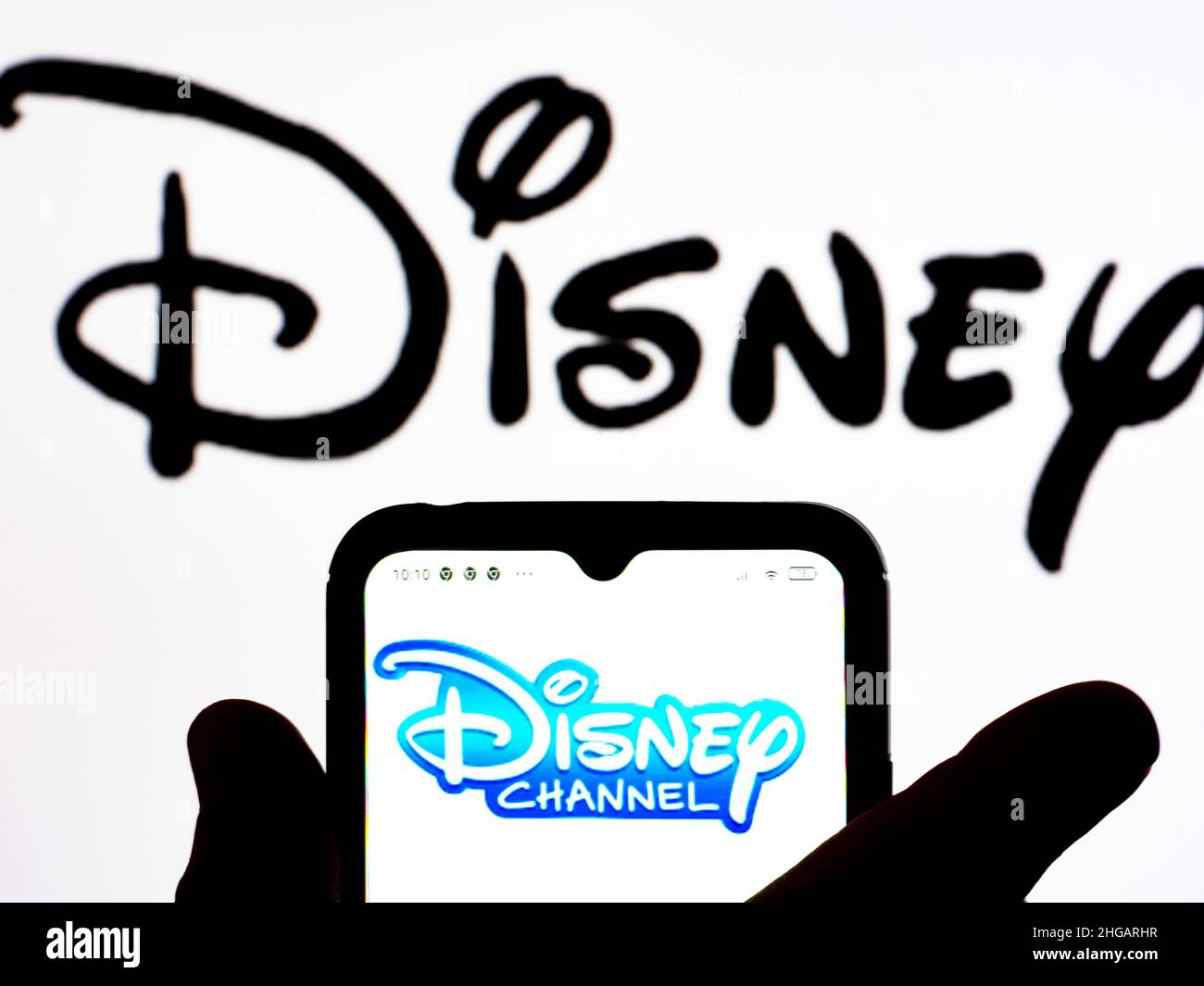 Ukraine. 19th Januar 2022. In dieser Abbildung ist das Disney Channel-Logo auf einem Smartphone-Bildschirm mit dem Disney-Logo im Hintergrund zu sehen. (Foto von Igor Golovniov/SOPA Images/Sipa USA) Quelle: SIPA USA/Alamy Live News Stockfoto