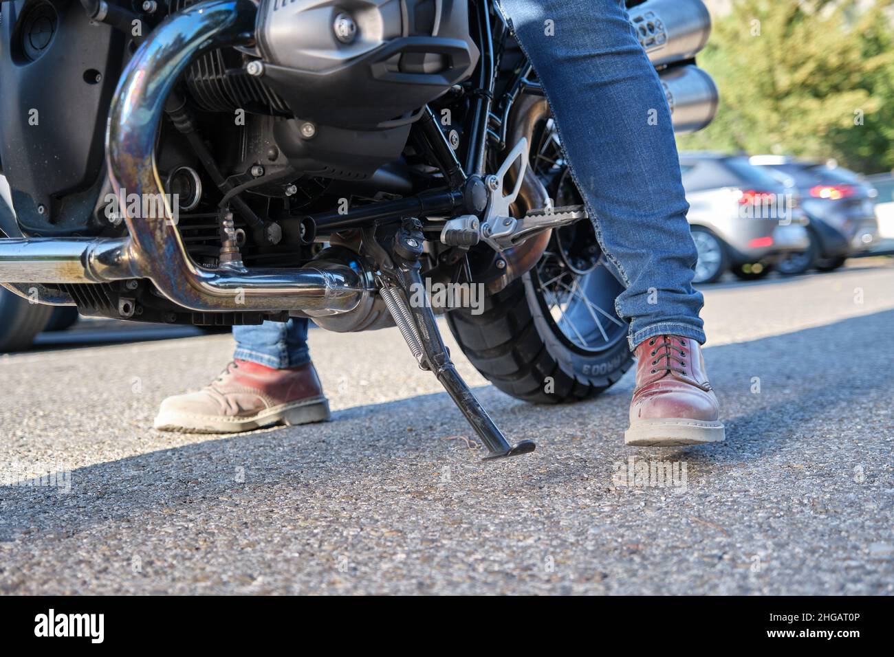 Nahaufnahme des Motorradfahrers, der den Ständer positioniert Stockfoto