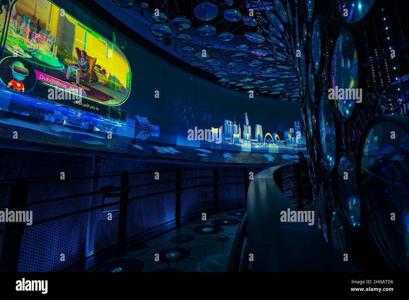 Wie ein Spiel - futuristischer und farbenfroher Mobility Pavilion von innen mit großen Displays an der Seite der Dubai Expo 2020 Stockfoto