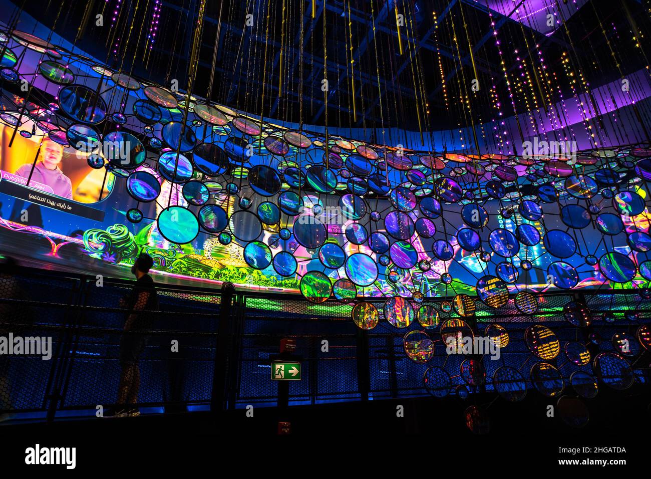 Futuristischer Mobilitäts-Pavillon mit bunten kreisförmigen Spiegeln und Hängelampen auf der Dubai Expo 2020 Stockfoto