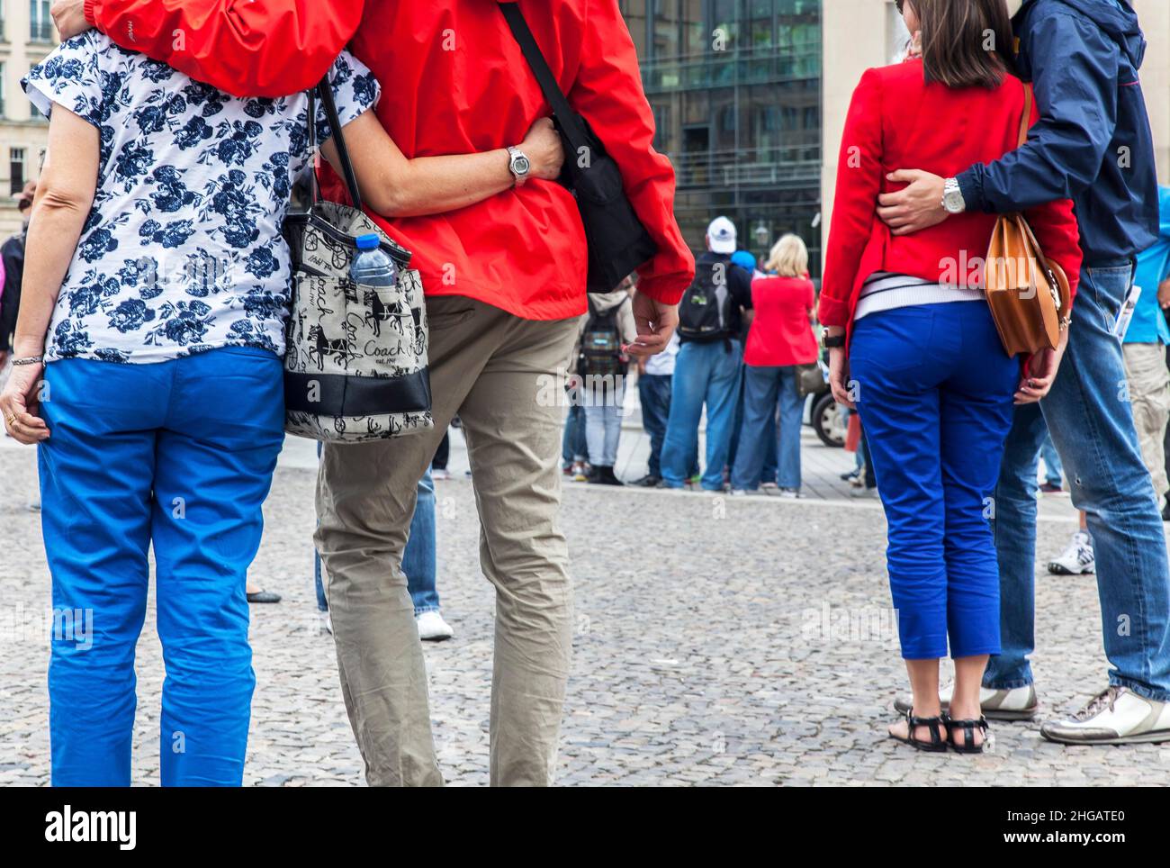 Freunde und Paare umarmen sich für ein Erinnerungsfoto, Berlin, Deutschland Stockfoto