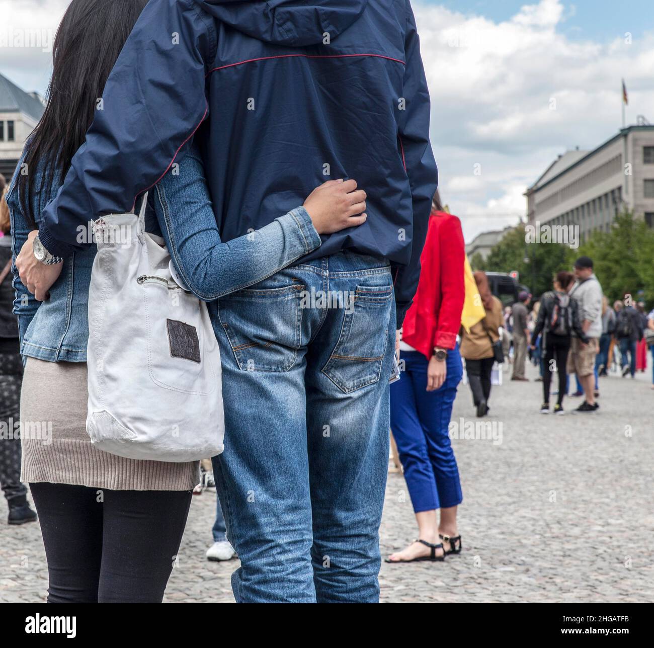 Freunde und Paare umarmen sich für ein Erinnerungsfoto, Berlin, Deutschland Stockfoto