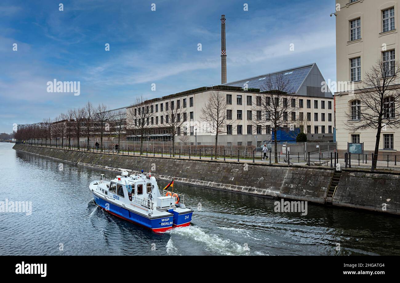 Ein Boot der Wasserpolizei patrouilliert auf der Spree in Mitte, Berlin Stockfoto