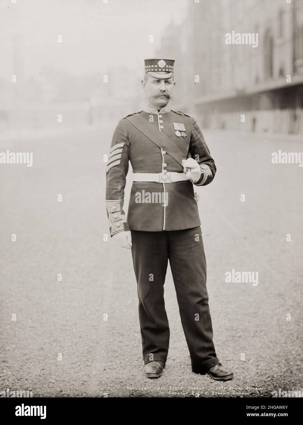 Vintage Ende des 19th. Jahrhunderts Foto: 1890 British Army Regiment: Pay Sergeant, Schotten Wachen. Stockfoto