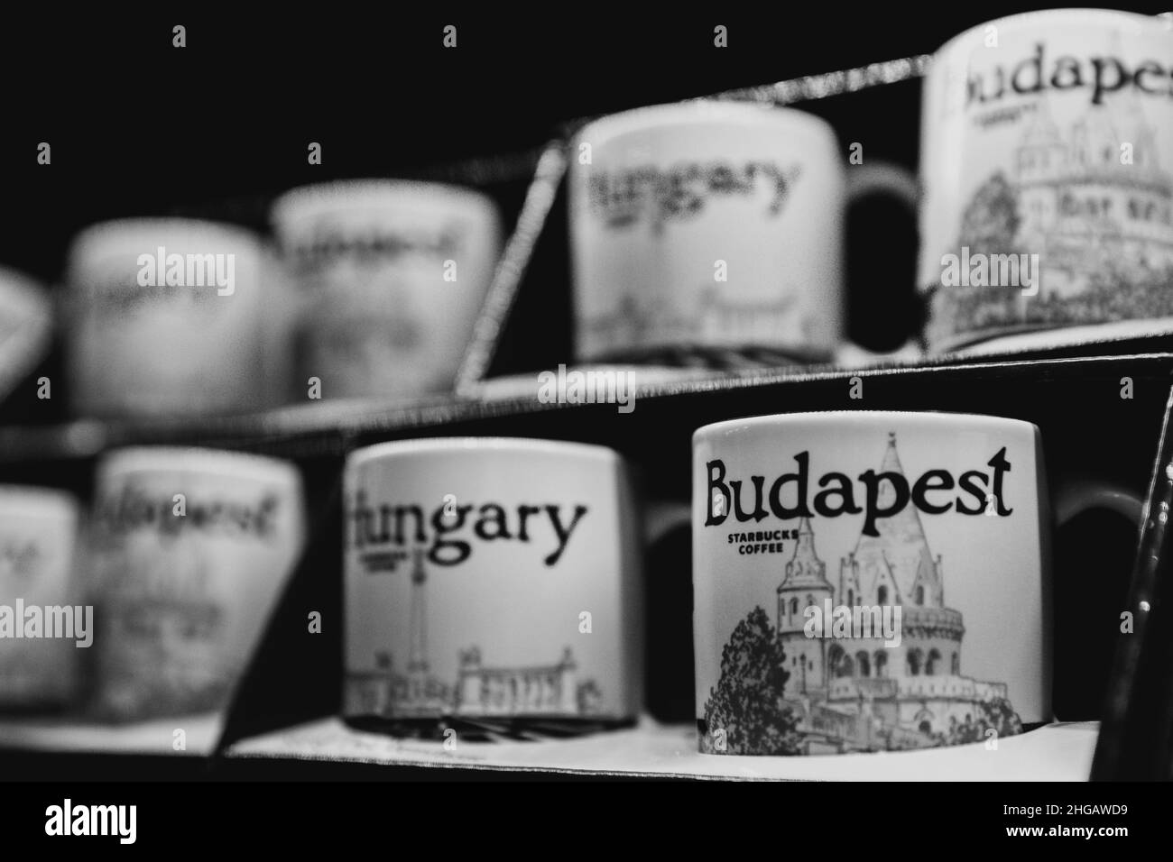 Budapest, Ungarn - 01. Januar 2018 : Close-up Keramik Logo Tasse von Starbucks Budapest im Shop im Starbucks Café in Budapest, Ungarn. Schwarz und w Stockfoto