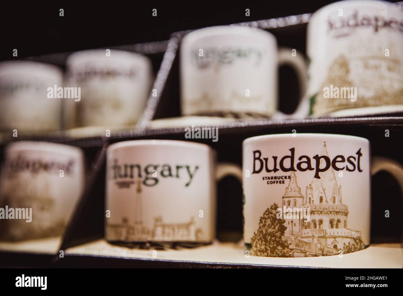 Budapest, Ungarn - 01. Januar 2018 : Close-up Keramik Logo Tasse von Starbucks Budapest im Shop im Starbucks Café in Budapest, Ungarn. Farbfoto Stockfoto