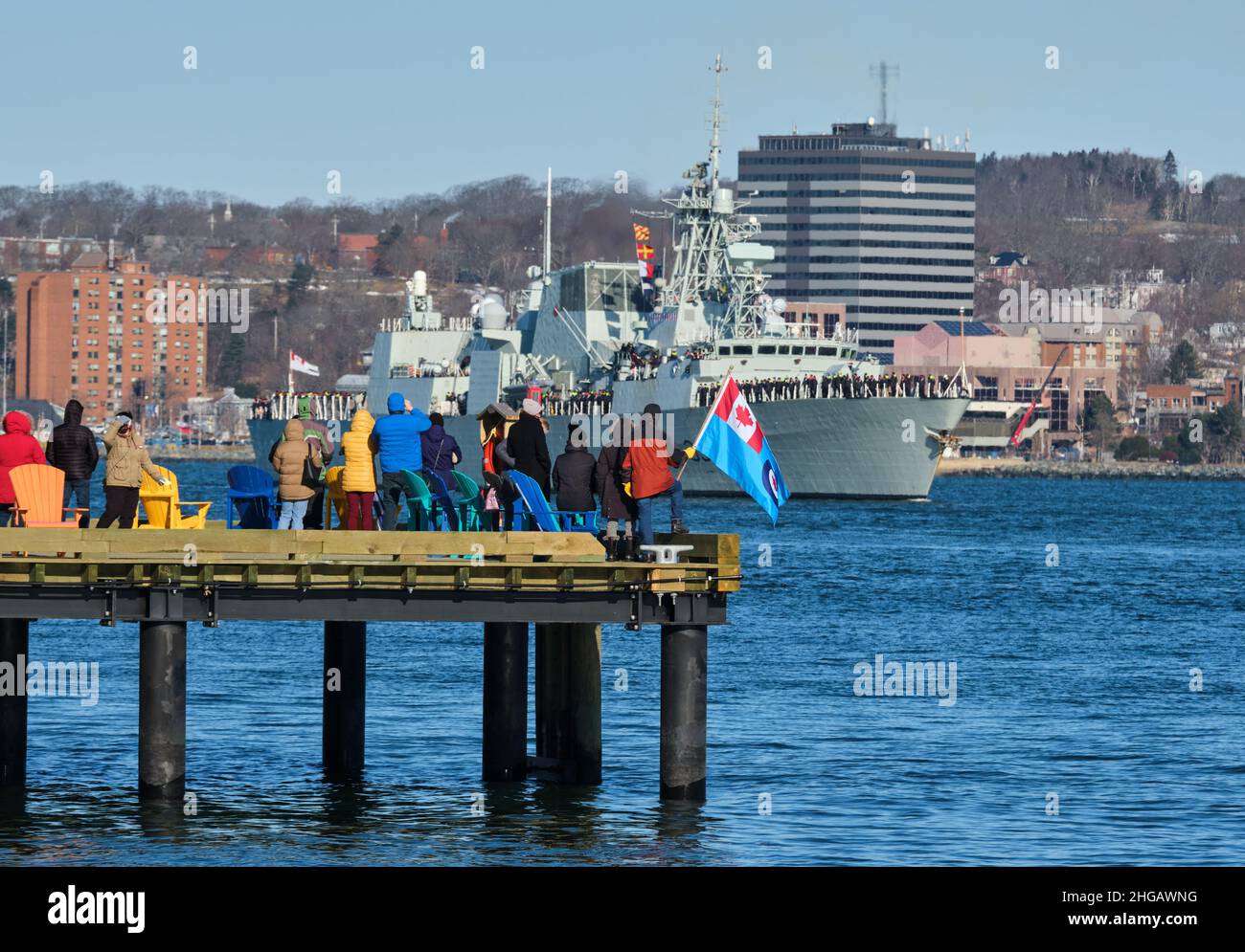 Halifax, Nova Scotia, Kanada. 19th. Januar 2022. DIE HMCS Montreal segeln vom Hafen von Halifax aus für einen sechsmonatigen Einsatz im Mittelmeer und im Schwarzen Meer zur Unterstützung der NATO-Sicherheitsmaßnahmen und der Operation ReAssurance in Mittel- und Osteuropa. Stockfoto