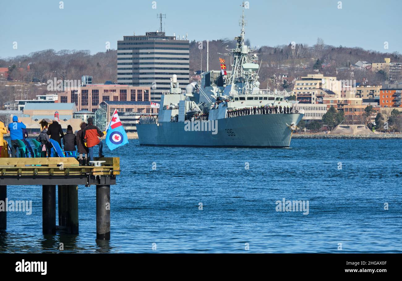 Halifax, Nova Scotia, Kanada. 19th. Januar 2022. DIE HMCS Montreal segeln vom Hafen von Halifax aus für einen sechsmonatigen Einsatz im Mittelmeer und im Schwarzen Meer zur Unterstützung der NATO-Sicherheitsmaßnahmen und der Operation ReAssurance in Mittel- und Osteuropa. Stockfoto