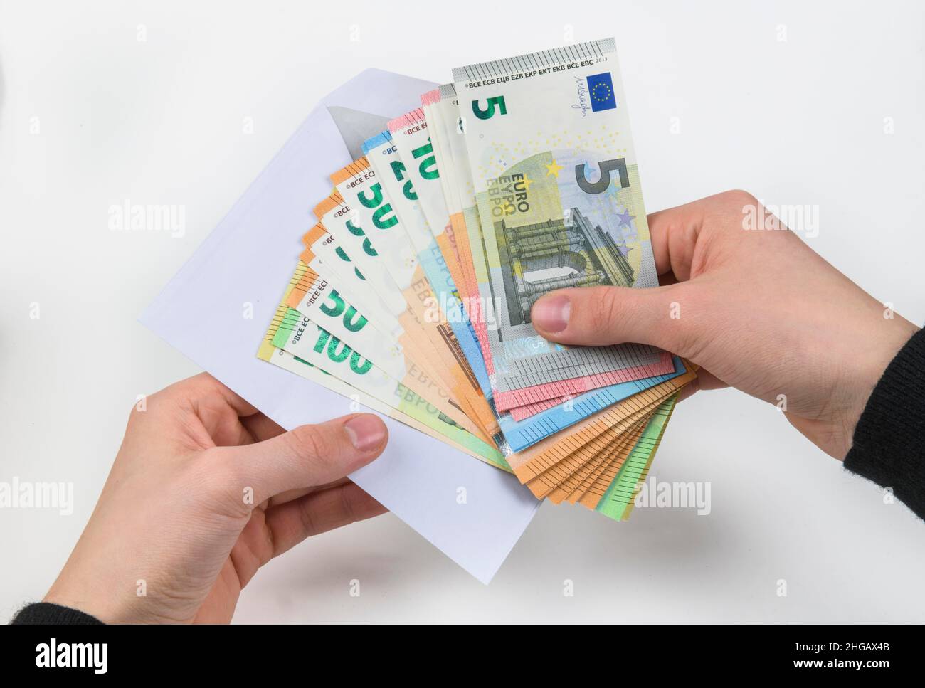 Hand, Geldumschlag, Symbol-Foto-Zahlungspaket, Studioaufnahme Stockfoto