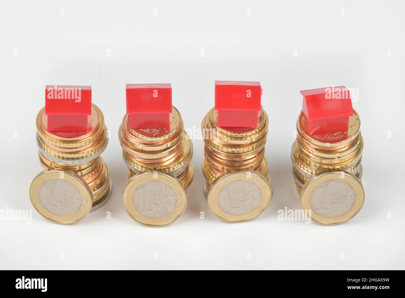 Geld, Euro, Euro-Münzen, Miniaturhäuser, Symbol Foto Immobilien Kauf, Studio-Aufnahme Stockfoto