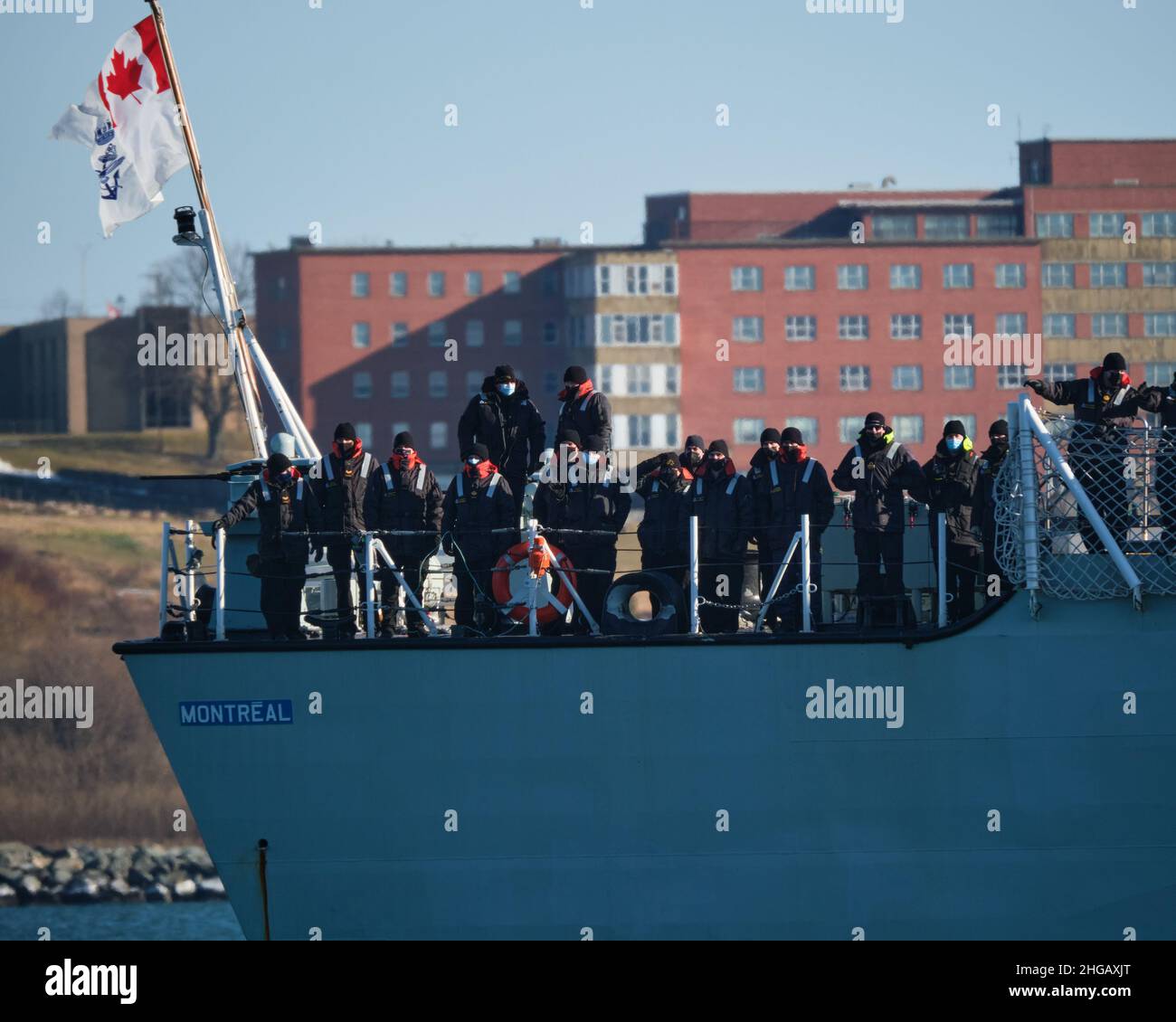 Halifax, Nova Scotia, Kanada. 19th. Januar 2022. DIE HMCS Montreal segeln vom Hafen von Halifax aus für einen sechsmonatigen Einsatz im Mittelmeer und im Schwarzen Meer zur Unterstützung der NATO-Sicherheitsmaßnahmen und der Operation ReAssurance in Mittel- und Osteuropa. Stockfoto